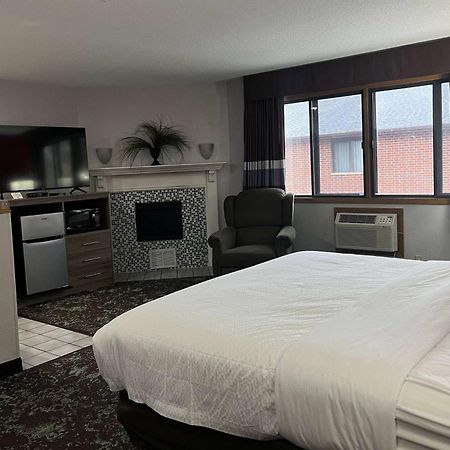 Hotel Ramada By Wyndham Cedar Rapids South Extérieur photo