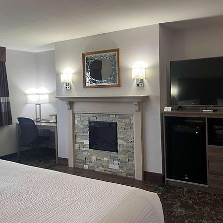 Hotel Ramada By Wyndham Cedar Rapids South Extérieur photo