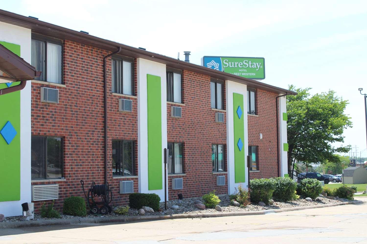 Hotel Ramada By Wyndham Cedar Rapids South Extérieur photo