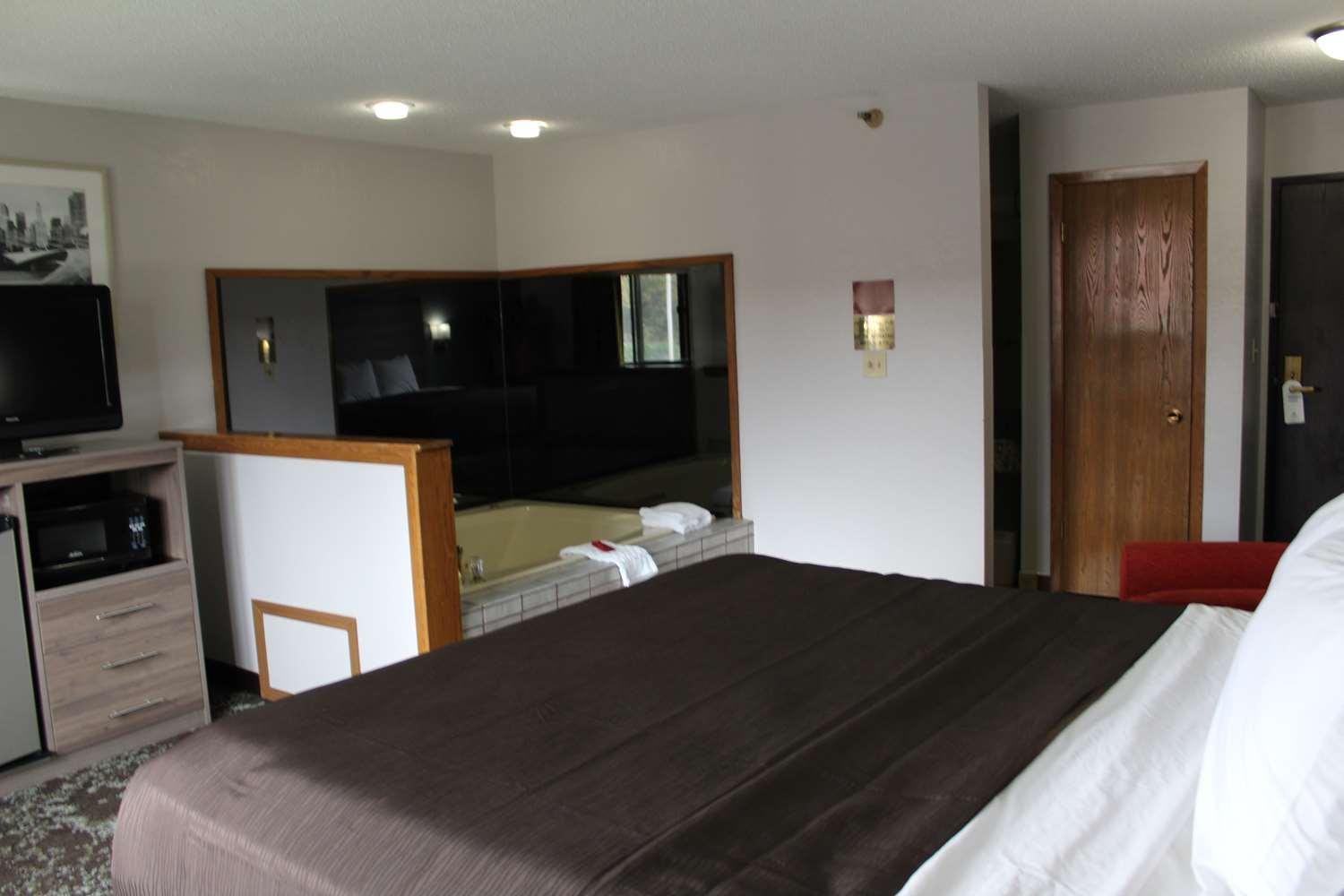 Hotel Ramada By Wyndham Cedar Rapids South Extérieur photo