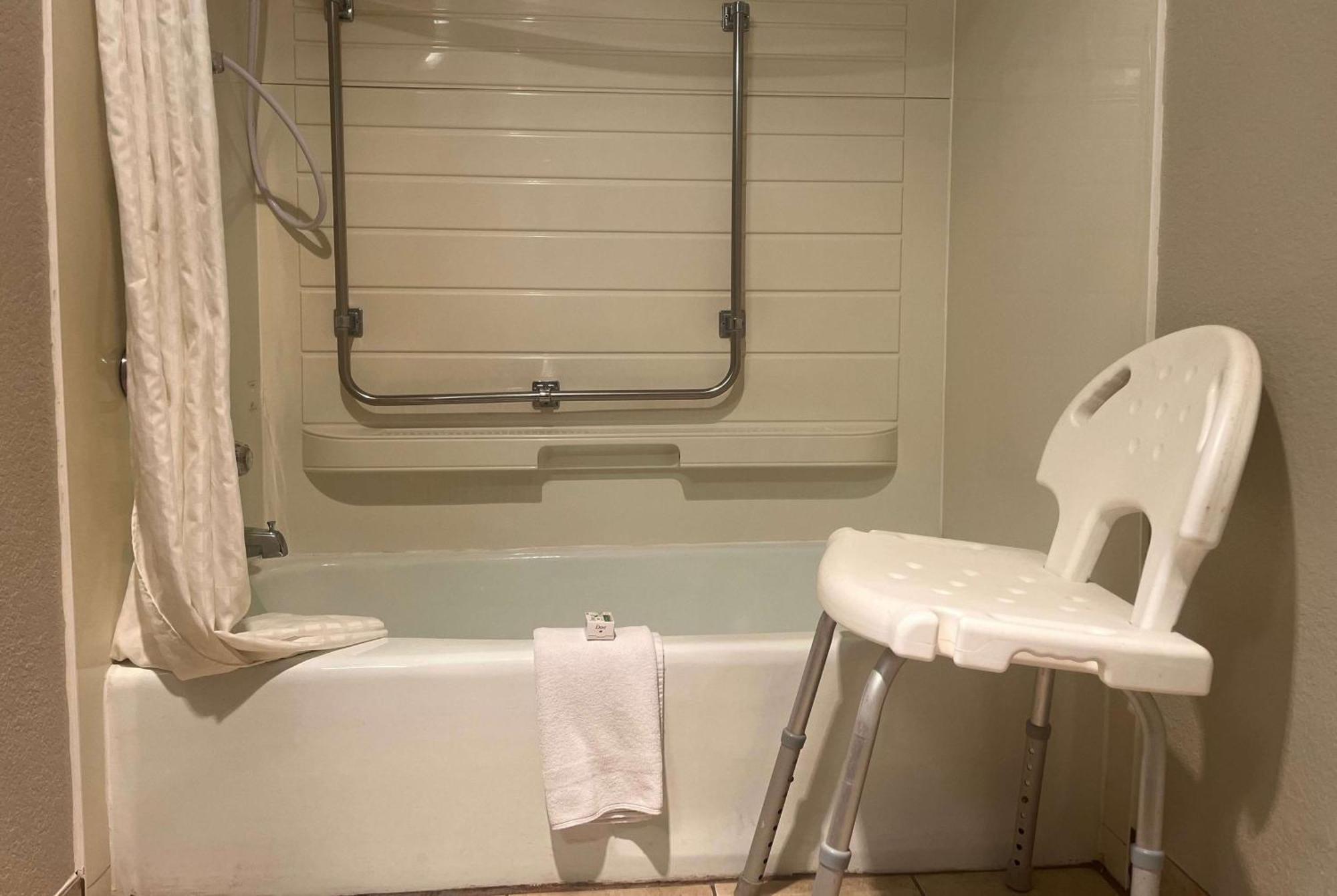 Hotel Ramada By Wyndham Cedar Rapids South Extérieur photo