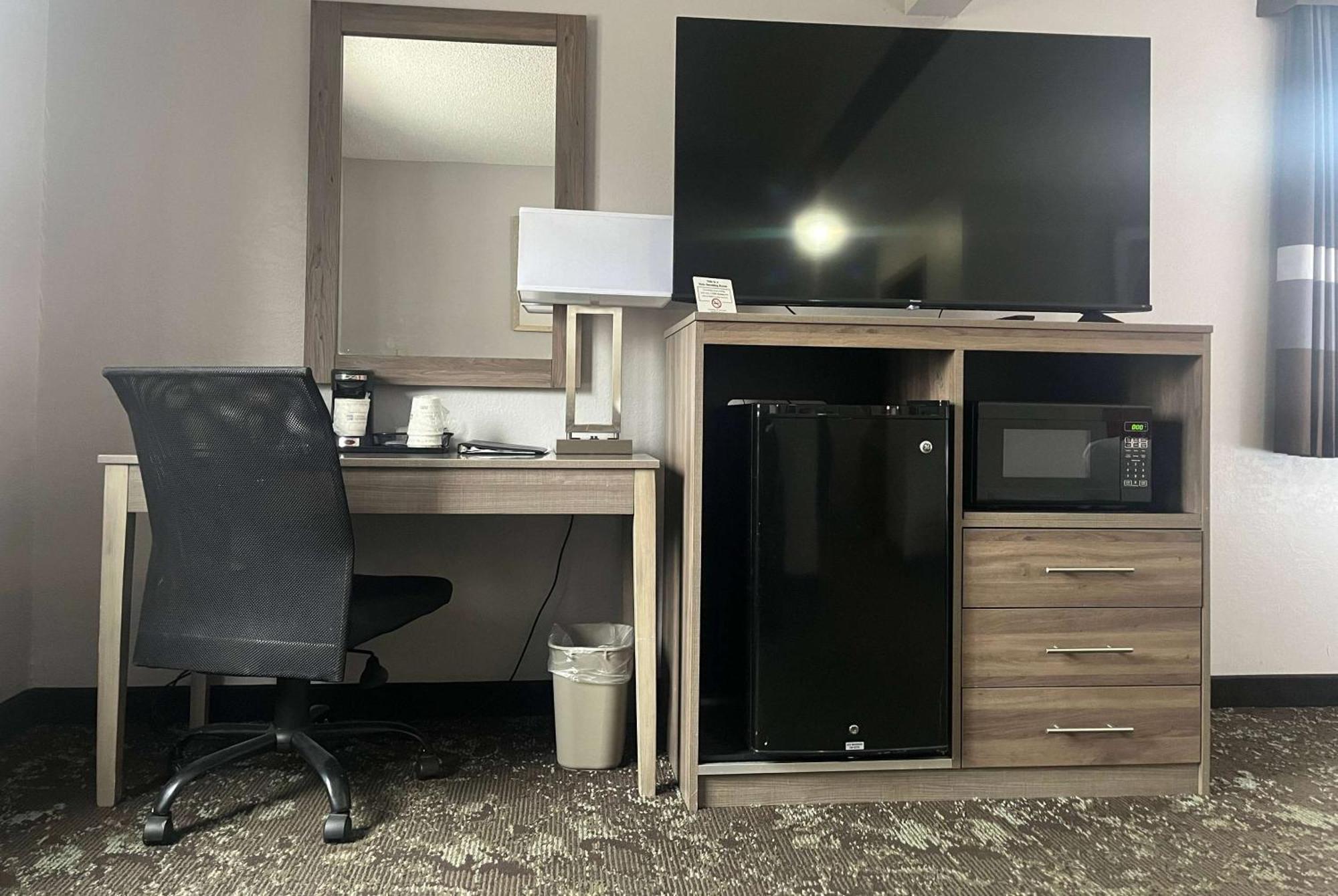 Hotel Ramada By Wyndham Cedar Rapids South Extérieur photo