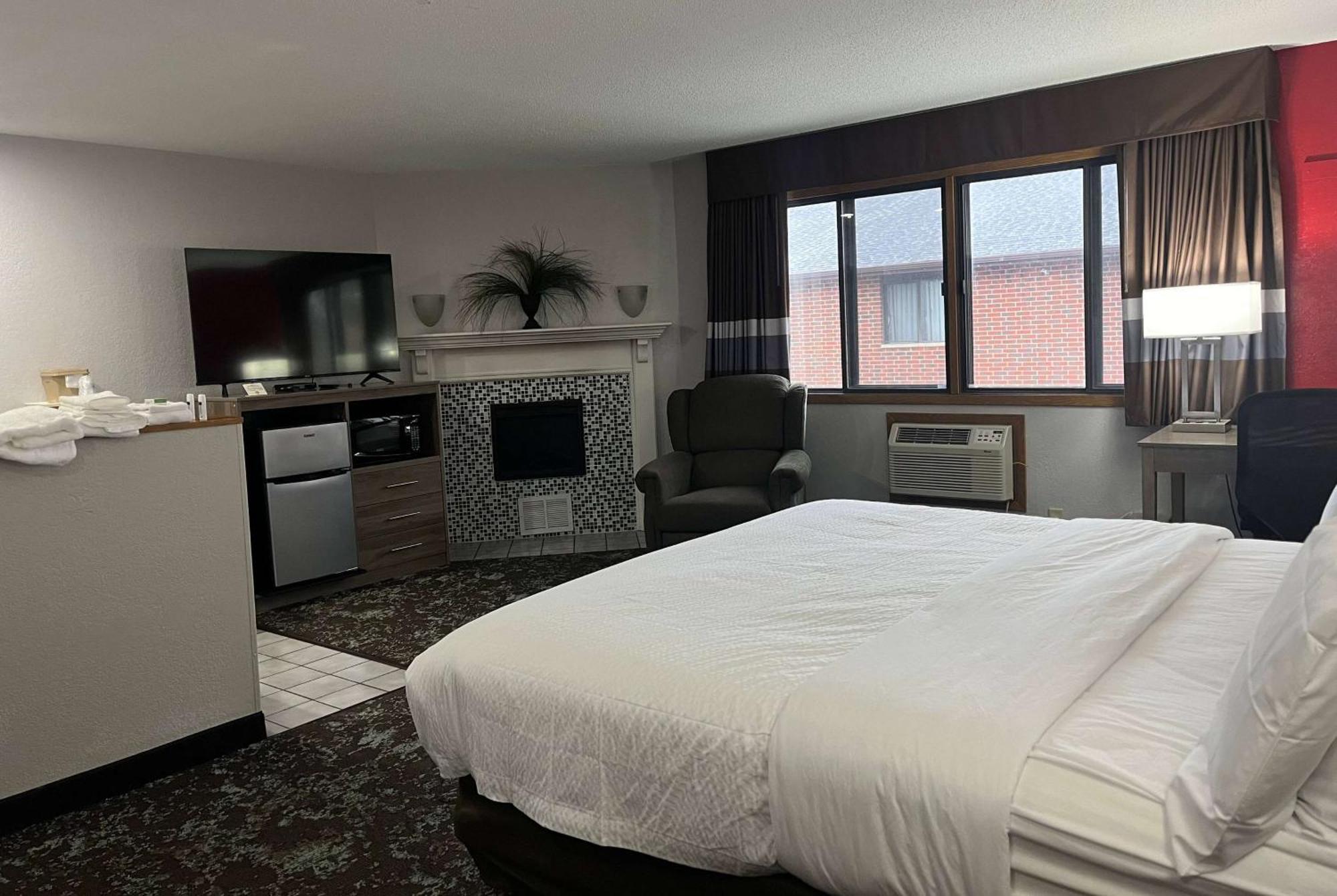 Hotel Ramada By Wyndham Cedar Rapids South Extérieur photo