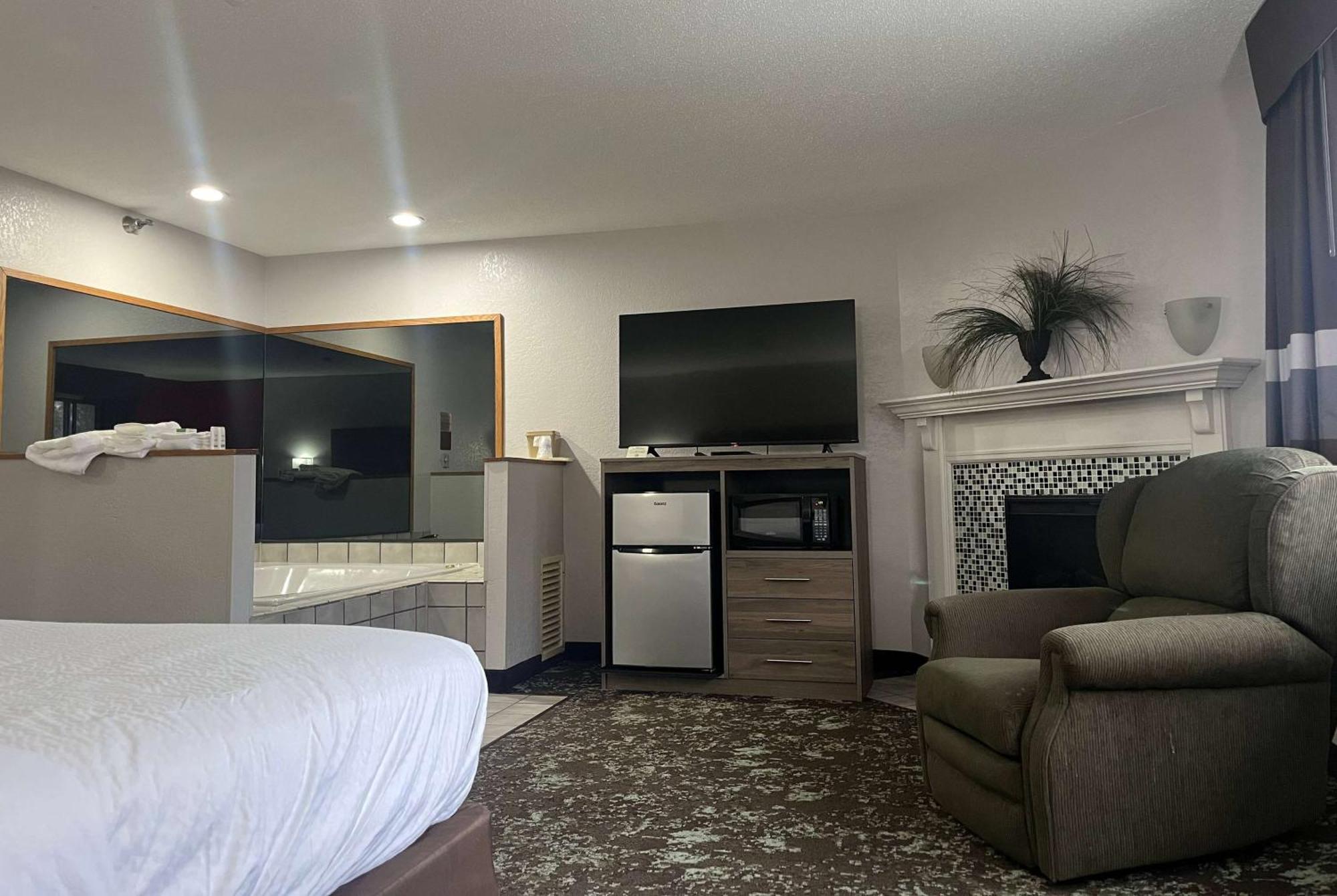 Hotel Ramada By Wyndham Cedar Rapids South Extérieur photo