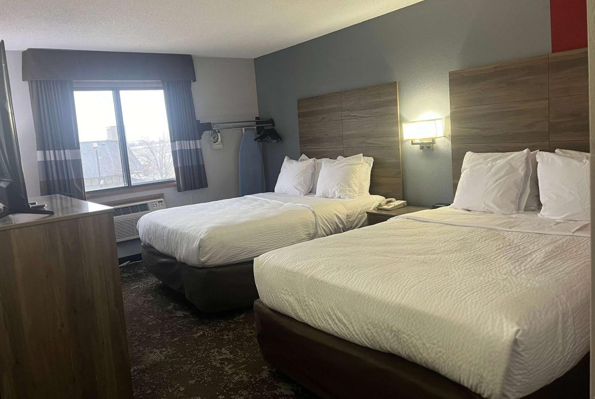 Hotel Ramada By Wyndham Cedar Rapids South Extérieur photo