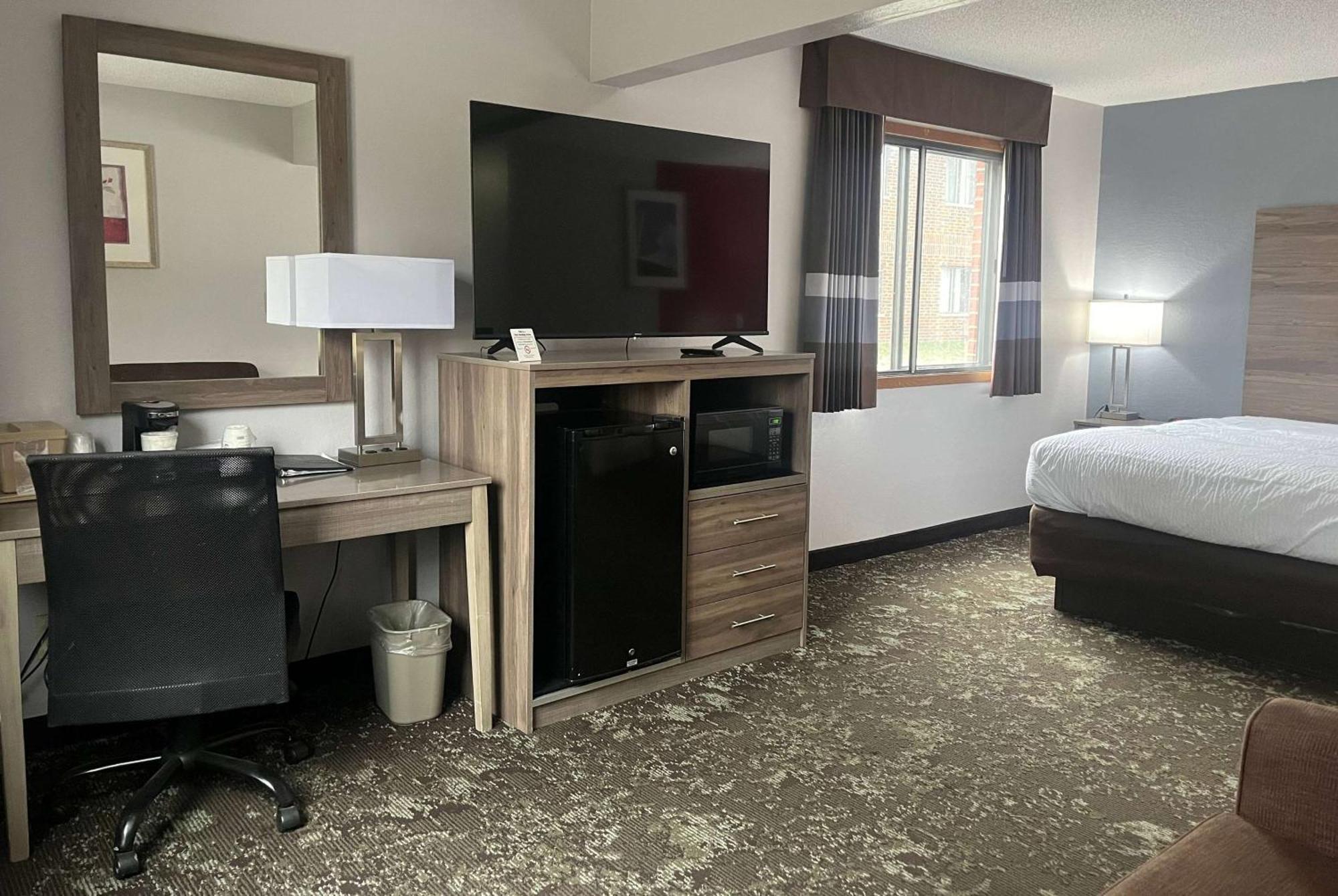 Hotel Ramada By Wyndham Cedar Rapids South Extérieur photo
