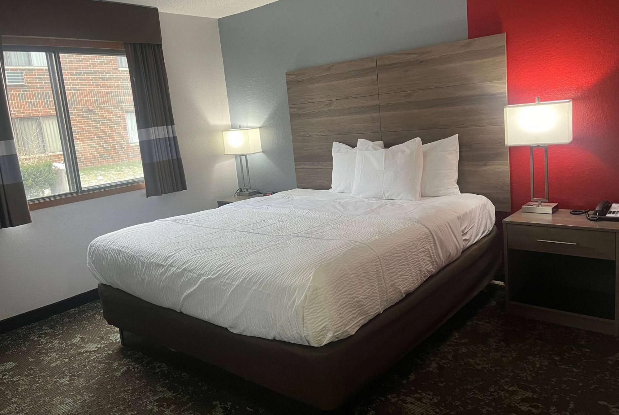Hotel Ramada By Wyndham Cedar Rapids South Extérieur photo