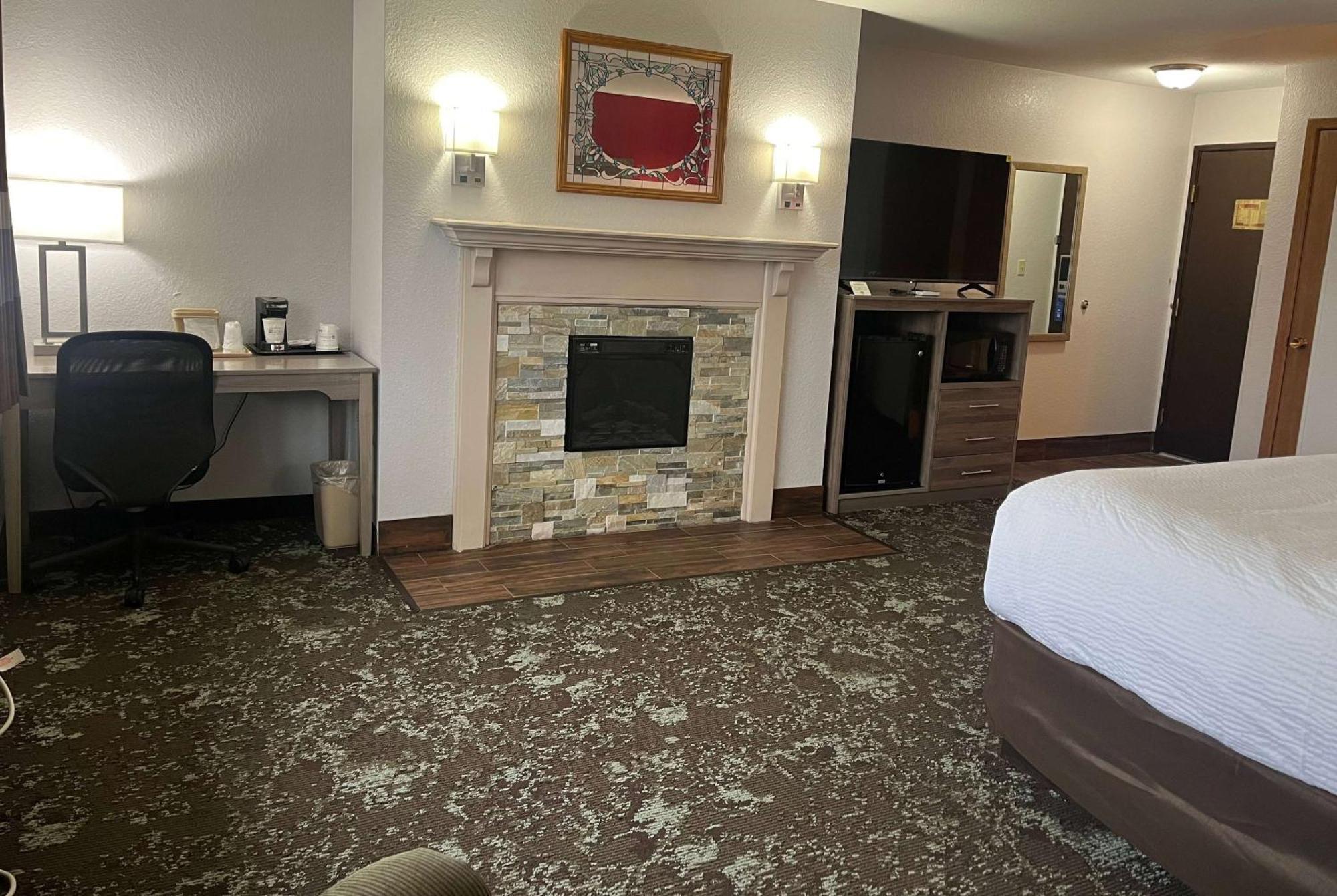 Hotel Ramada By Wyndham Cedar Rapids South Extérieur photo