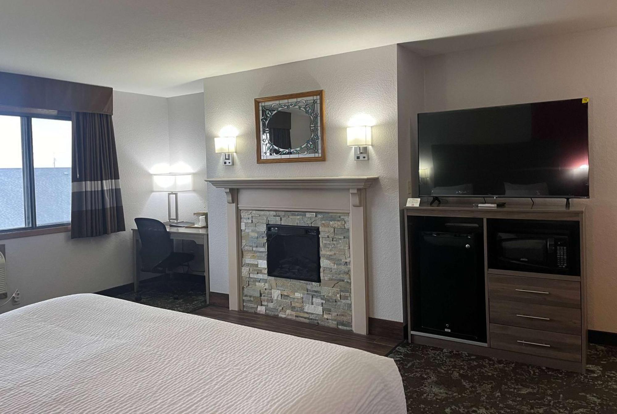 Hotel Ramada By Wyndham Cedar Rapids South Extérieur photo