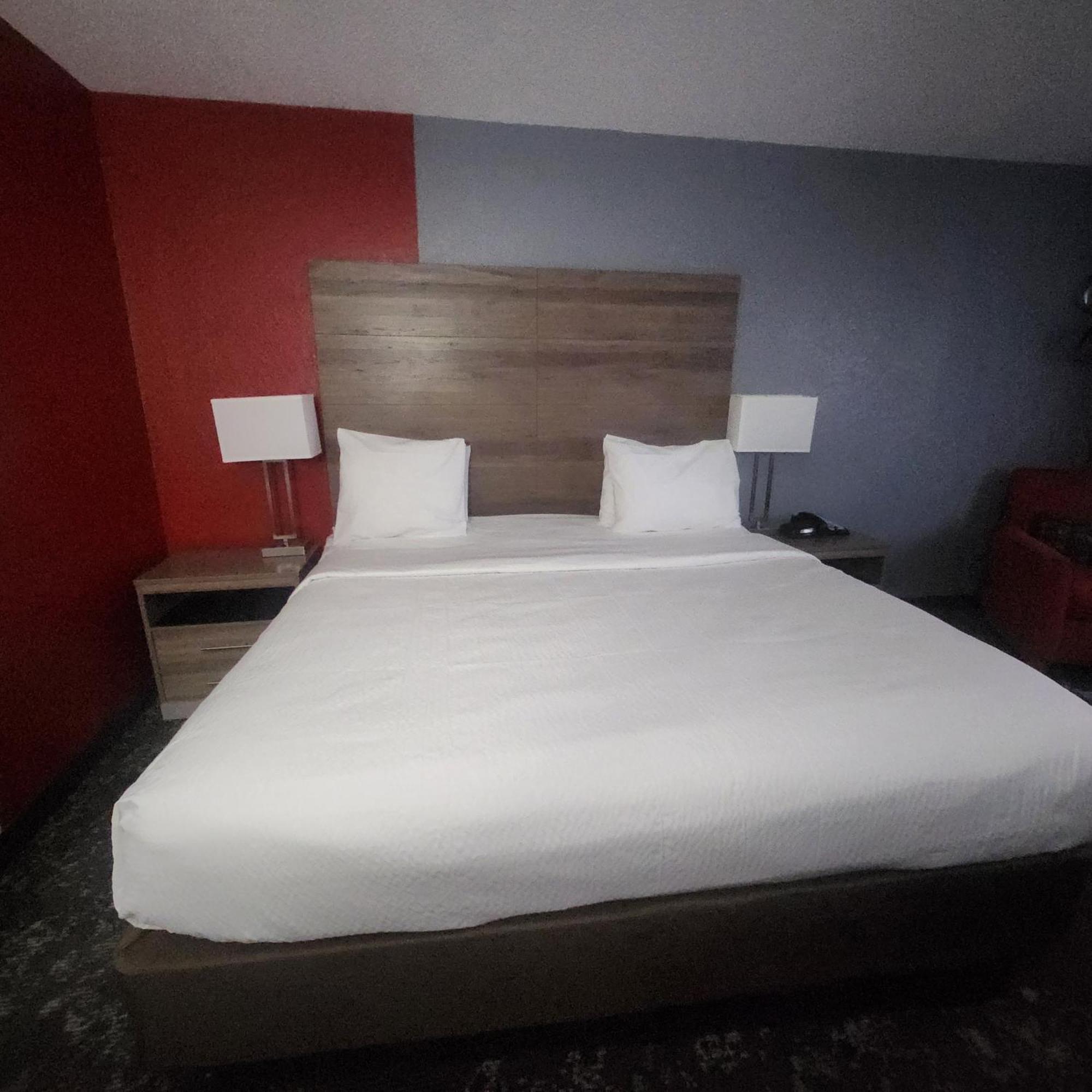 Hotel Ramada By Wyndham Cedar Rapids South Extérieur photo