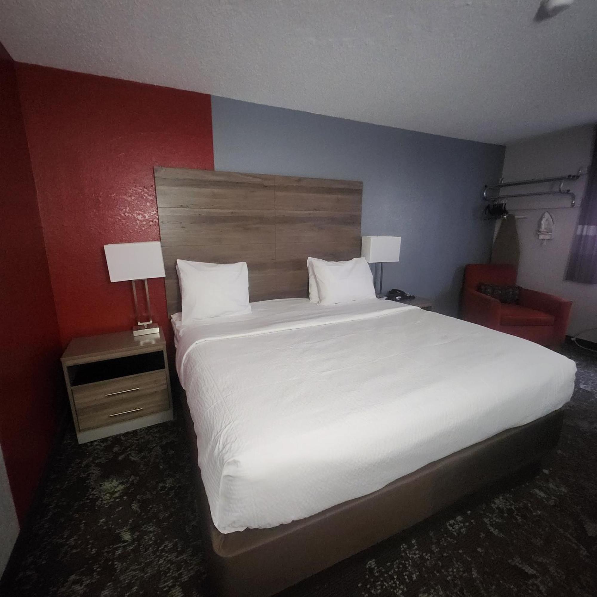Hotel Ramada By Wyndham Cedar Rapids South Extérieur photo