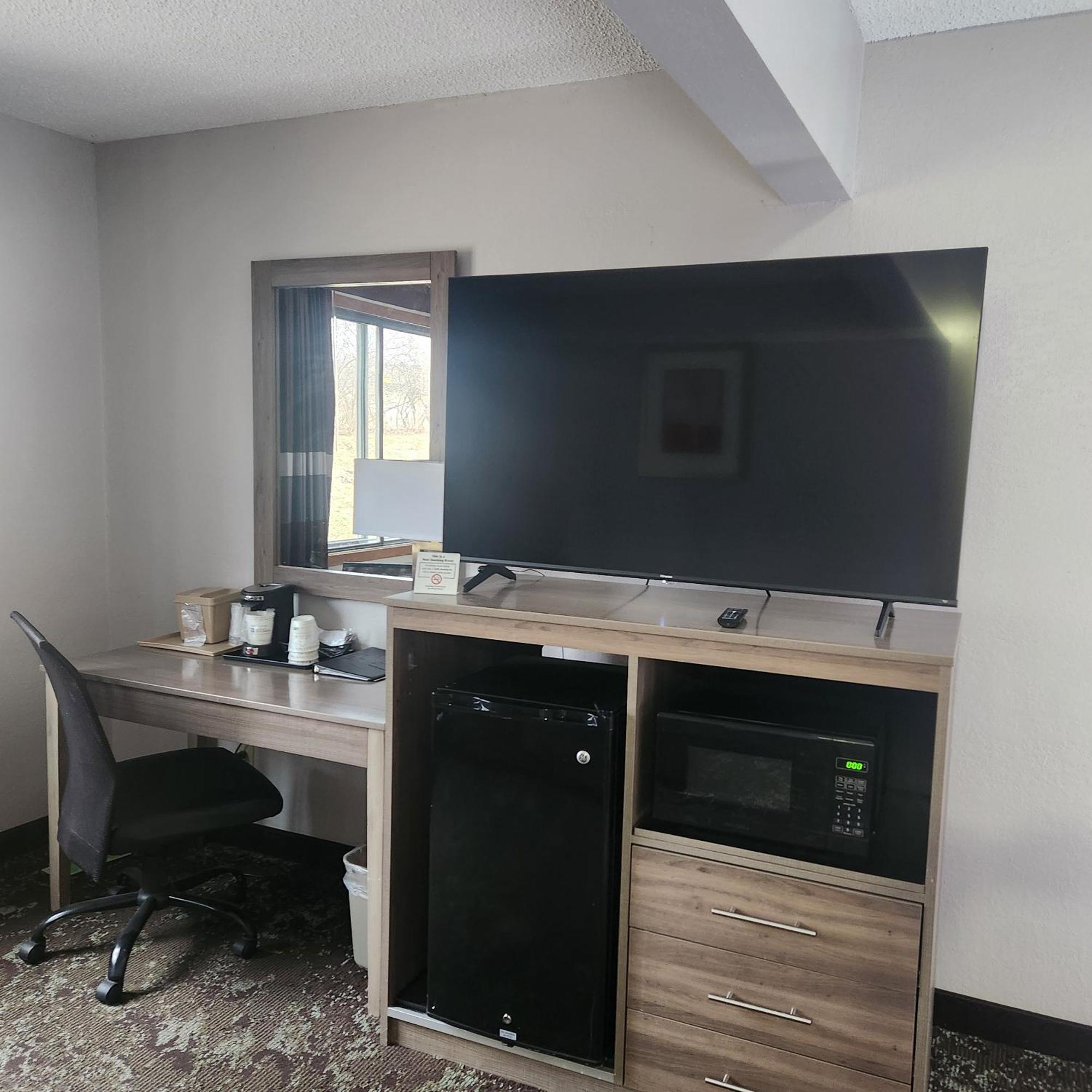 Hotel Ramada By Wyndham Cedar Rapids South Extérieur photo