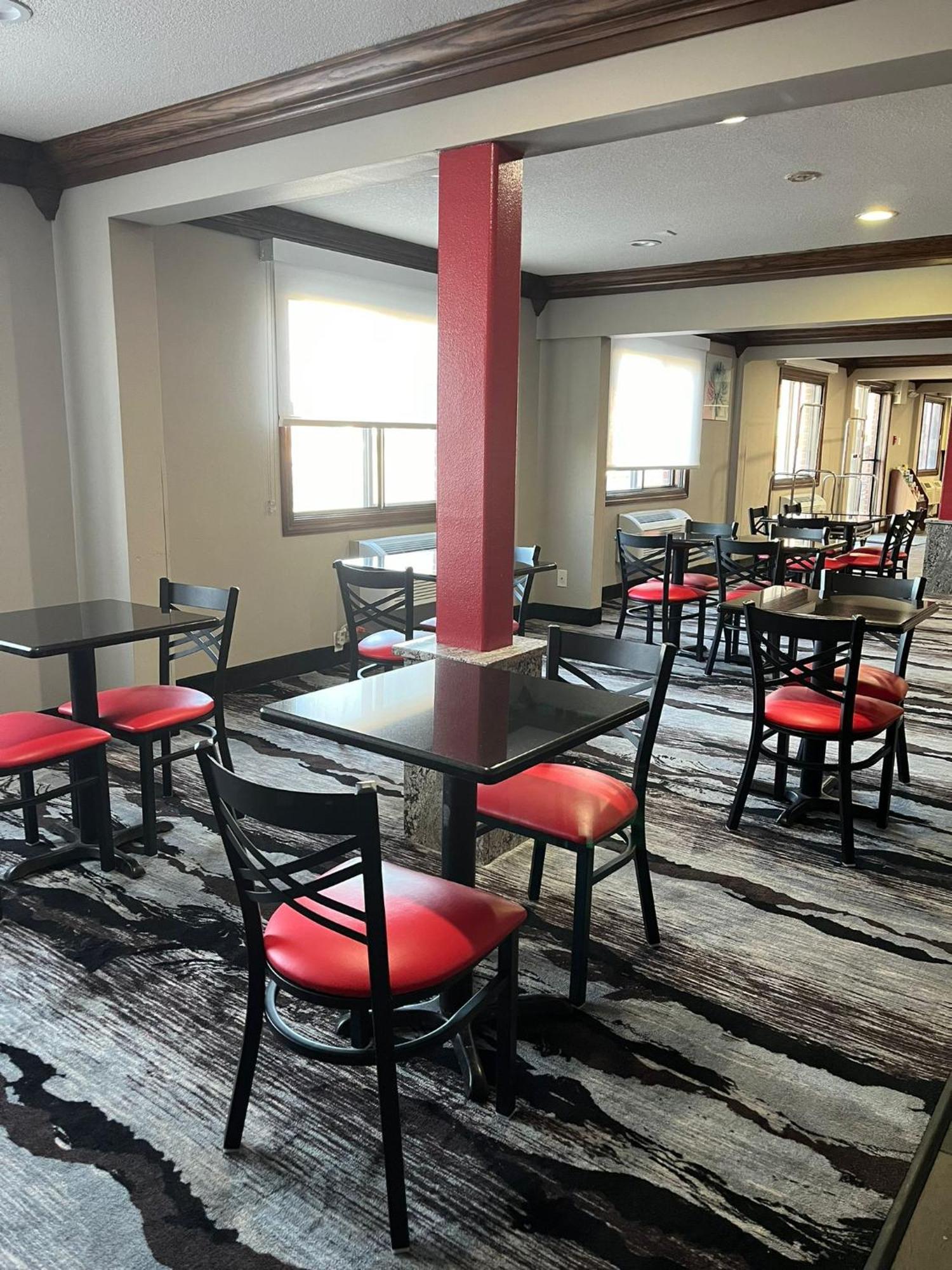 Hotel Ramada By Wyndham Cedar Rapids South Extérieur photo