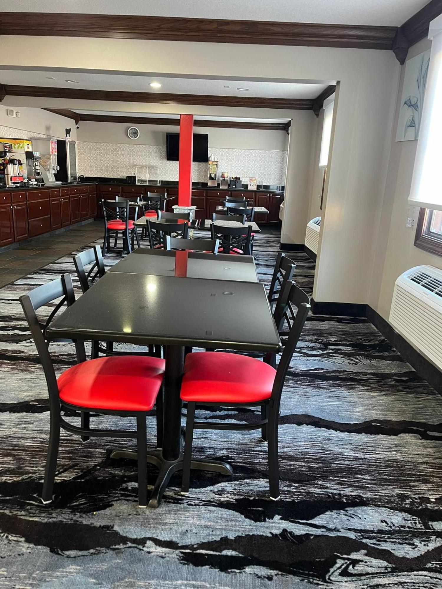 Hotel Ramada By Wyndham Cedar Rapids South Extérieur photo